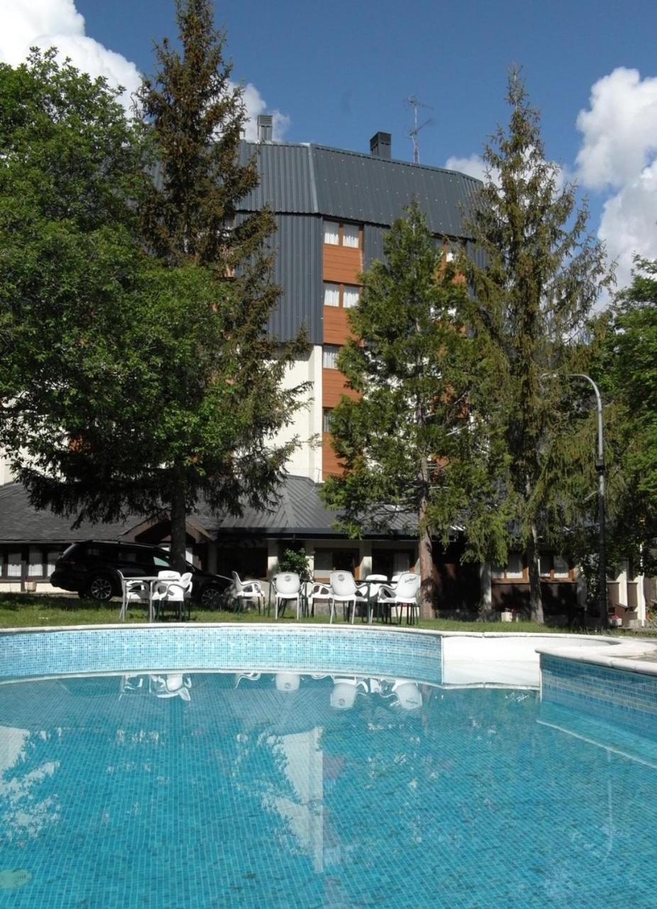 Hotel Or Blanc Espot Exterior photo